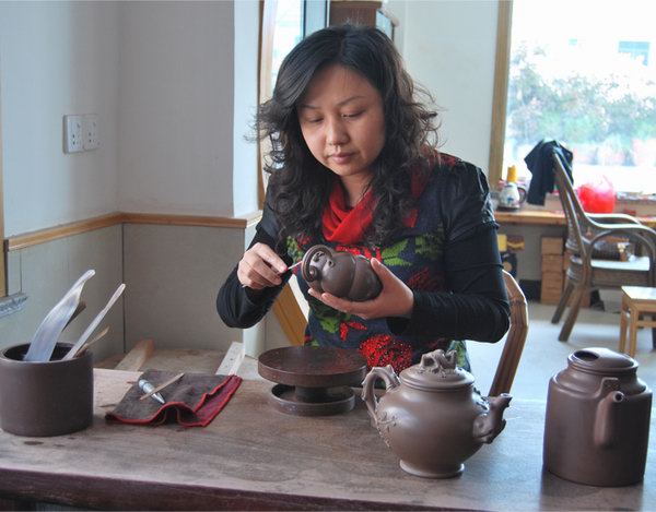 许智平正在制作紫砂壶